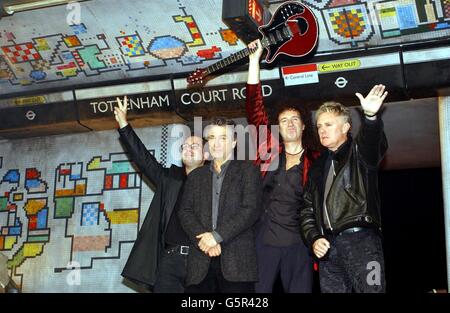 Komiker Ben Elton (links), Schauspieler Robert De Niro (2. Links) und Mitglieder der Rockband Queen Brian May und Roger Taylor (rechts) während einer Pressekonferenz im Dominion Theatre, London, um für das Rockmusical „We will Rock You“ zu werben. * ... Das Musical, geschrieben von Elton und May und produziert von De Niros Tribecca Productions, wird für die Öffentlichkeit im Dominion Theatre zugänglich sein. Stockfoto