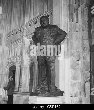 Die Statue von Sir Winston Churchill, die in der Mitgliederlobby des Unterhauses enthüllt wurde. Die Bronzestatue, von Oscar Nemon, ist 7 ft. 5 Zoll hoch und steht auf einem 3 Fuß 5 Zoll Sockelblende. * ... Es wurde neben dem Churchill Arch, dem Eingang der Mitglieder zum Plenarsaal, gegenüber einer Statue von Lloyd George aufgestellt. Stockfoto