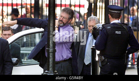 Gerry Adams kommt in der Downing Street an. Sinn Fein Gerry Adams bei der Ankunft in Downing Street. Stockfoto