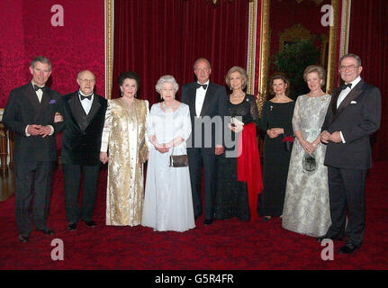 (l/r) der Prinz von Wales, Mstilav Rostropovich, Frau Rostropovich, die britische Königin Elisabeth II., König Juan Carlos von Spanien, Königin Sofia von Spanien, Königin Silvia von Schweden, Königin Anne-Marie von Griechenland und König Konstantin von Griechenland bei einem Empfang im Buckingham Palace. * vor einem Konzert. Stockfoto