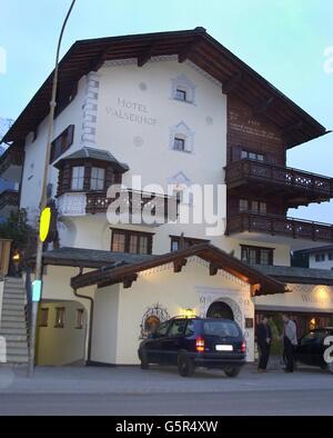 Hotel Walserhof, in Klosters, Schweiz, wo der Prinz von Wales und die Söhne Harry und William bleiben. Die Königin Mutter starb friedlich in ihrem Schlaf in Royal Lodge, Windsor, sagte Buckingham Palace. * der Prinz von Wales, Prinz William und Prinz Harry waren "völlig am Boden zerstört", nachdem sie über die Nachrichten über ihren Skiurlaub informiert wurden und planen, nach Großbritannien zurückzukehren. Stockfoto