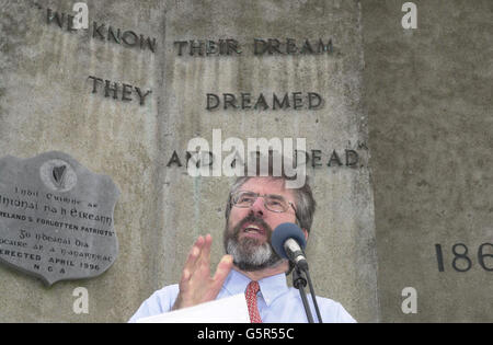 Sinn Fein Präsident Gerry Adams MP spricht bei einer Gedenkkundgebung anlässlich des 86. Jahrestages des Osteraufstands 1916 gegen die britische Herrschaft in Irland, am Republikanischen Denkmal auf dem Friedhof von Glasnevin in Dublin. Stockfoto