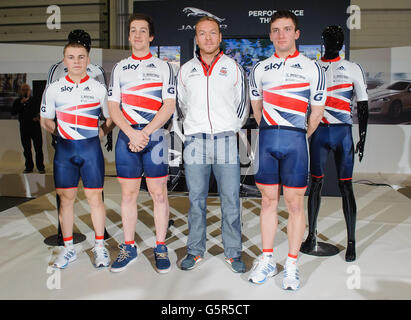 Britische Radfahrer (von links nach rechts) John Paul, Lewis Oliva, Sir Chris Hoy und Callum Skinner während der Vorstellung des neuen British Cycling Kit in der Excel Arena, London. Stockfoto