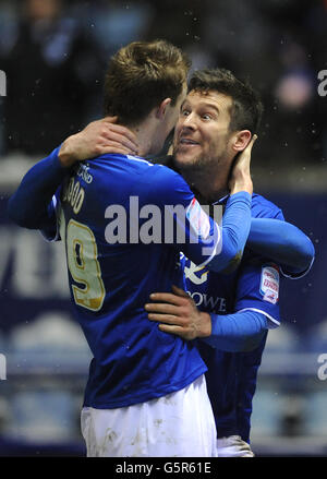 Fußball - npower Football League Championship - Leicester City / Middlesbrough - King Power Stadium. David Nugent von Leicester City feiert sein Tor mit Teamkollege Chris Wood (links) Stockfoto