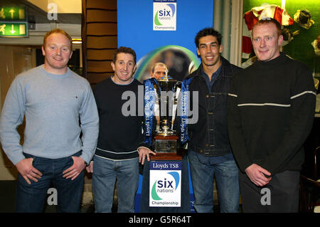 Lloyds TSB Rugby Union Club Tour Sports Quiz Night at Sale Sharks, mit Spielern von links nach rechts Bernard Jackman, Johnathan Davies (Quizmaster), Alex Sanderson, Pete Anglesea, mit der Lloyds TSB Trophy. Stockfoto