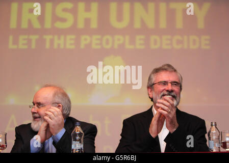 Sinn Feins Francie Molloy MLA (links) und Präsident Gerry Adams, der die irische und britische Regierung aufforderte, ein Datum für eine Grenzumfrage festzulegen und die Menschen in Nordirland heute während einer Rede im Regency Hotel in Dublin über ein vereinigtes Irland abstimmen zu lassen. Stockfoto