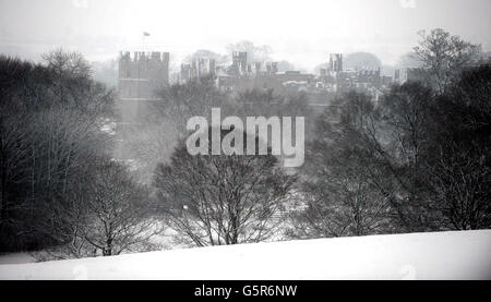 Eine allgemeine Ansicht eines schneebedeckten Raby Castle in Staindrop, Grafschaft Durham, während das Winterwetter in ganz Großbritannien anhielt. Stockfoto