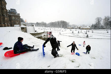 Im Bowes Museum in Barnard Castle, Grafschaft Durham, fahren die Menschen gerne mit dem Schlitten, während das Winterwetter in ganz Großbritannien anhielt Stockfoto