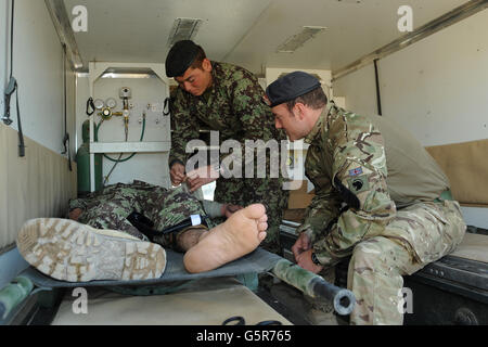 1 DER SCHOTTISCHE Lance-Korporal Stuart Goldie gibt eine medizinische Ausbildung für ein Mitglied der afghanischen Nationalarmee (ANA) im Lager Gereshk, Provinz Helmand, Afghanistan Stockfoto