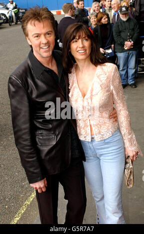 Sänger Paul Young und seine Frau Stacey kommen für die Mirror Pride of Britain Awards im Hilton Hotel in Park Lane, London, an Stockfoto