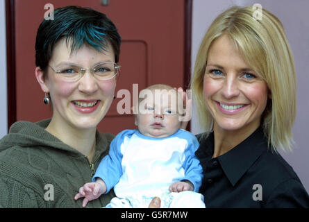 Ulrika Jonsson besucht Fru Vogel und baby Stockfoto