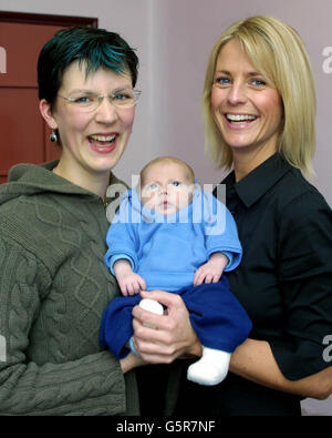 Ulrika Jonsson mit FRU Bird, links, Mutter des sechswöchigen Jungen Josiah, im Krankenhaus der Jungs. Ulrika nahm sich eine Auszeit, als sie mit der BBC im Krankenhaus filmte, um FRU und Josiah zu besuchen, die an derselben Krankheit leidet wie ihre eigene Tochter. Stockfoto