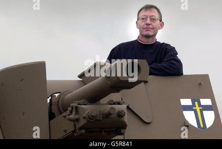 Matthew Brennofen auf seinem Sexton 25 Pfünder, Self Propelled Gun in Ver-Sur Mer. Mr. Kiln, 46, der Sohn eines D-Day-Veteranen, nahm die Sextant-Selbstfahrlafene mit auf eine Fähre in Portsmouth, um sie dem Ver-sur-Mer-Museum in der Normandie zu spenden. * ... Der Tank wird mit Blick auf Gold Beach platziert werden - der Ort einer großen Welle der britischen D-Day-Invasion, an der Herr Brennofen Vater Robert, der im Jahr 1997 im Alter von 77 starb, teilgenommen. Nun zum Gedenken an die Tapferkeit seines Vaters, der in Bedfordshire und Hertfordshire Yeomanry diente, und all diejenigen, die an den Landungen teilgenommen haben, Herr Brennofen Stockfoto