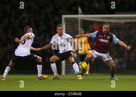 Joe Cole von West Ham United in Aktion mit Manchester United Nemanja Vidic (Mitte) und Tom Cleverley (links) Stockfoto