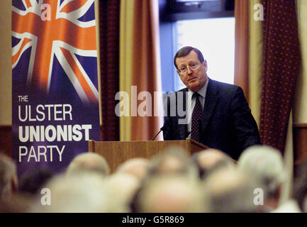 Nordirland erster Minister und Führer der Ulster Unionist Party David Trimble spricht bei der Jahreshauptversammlung des Ulster Unionist Council in Belfast, wo er zu einer Umfrage über ein vereinigtes Irland aufrief. Stockfoto