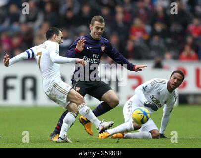 Fußball - FA Cup - Dritte Runde - Swansea City / Arsenal - Liberty Stadium. Jack Wilshere von Arsenal (Mitte) kämpft mit Jonathan de Guzman (rechts) und Leon Britton (links) von Swansea City um den Ball Stockfoto