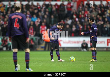 Santi Cazorla von Arsenal (Mitte) und Mikel Arteta (rechts) stehen im mittleren Kreis dejeziert, nachdem Miguel Michu von Swansea City das erste Tor seiner Spielseite erzielt hat Stockfoto