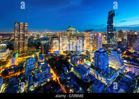 Stadtbild Bangkok in Thailand. Bangkok-Nachtansicht im Geschäftsviertel, Thailand. Bangkok-Wolkenkratzer. Bangkok ist die Hauptstadt der Stockfoto