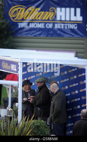 Gewinner-Trainer Paul Nicholls bei der Siegerehrung für Sanctuaire Nach dem Sieg mit Jockey Ruby Walsh in der Wüste williamhill.com Orchideenjagd Stockfoto