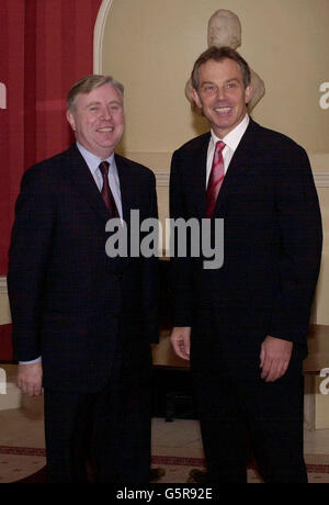 Pat Cox, links, der neu ernannte Präsident des Europäischen Parlaments, trifft den britischen Premierminister Tony Blair in der Downing Street Nr. 10 in Zentral-London. Stockfoto