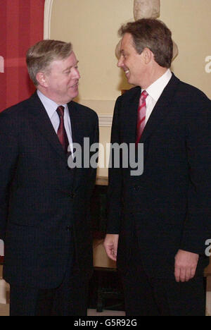 Pat Cox, links, der neu ernannte Präsident des Europäischen Parlaments, trifft den britischen Premierminister Tony Blair in der Downing Street Nr. 10 in Zentral-London. Stockfoto