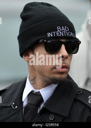 N-Dubz Rapper Dappy, richtiger Name Dino Costas Contostavlos, kommt am Guildford Crown Court an, der wegen Affray angeklagt war, nachdem drei Männer an einer Tankstelle schwere Gesichtsverletzungen erlitten hatten. Stockfoto