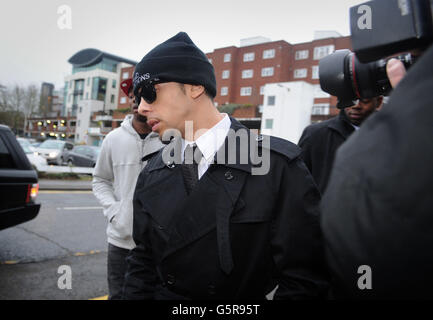 N-Dubz Rapper Dappy, richtiger Name Dino Costas Contostavlos, kommt am Guildford Crown Court an, der wegen Affray angeklagt war, nachdem drei Männer an einer Tankstelle schwere Gesichtsverletzungen erlitten hatten. Stockfoto