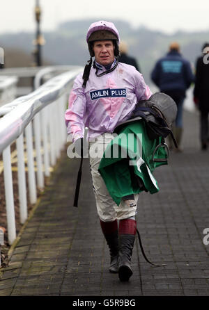 Der Jockey Richard Johnson kommt nach der Harold R Johns Monmouthshire Maiden Hürde während des January Sale Race Day auf der Chepstow Racecourse, Monmouthshire. Stockfoto