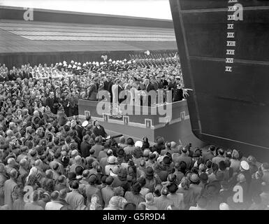 Queen startet die neue „Ark Royal“ am Cammell Laird Werft in Birkenhead Stockfoto