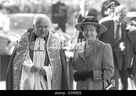 Die Königin kommt im York Minster zur Wiederweihung des 700 Jahre alten Südtransepts an, das nach einem Brand vor vier Jahren restauriert wurde. Begleitet wird sie von Rev. John Southgate, Dean of York. Stockfoto