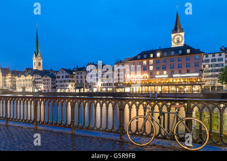 Skyline von Zürich, Schweiz - Blick auf Fraumünster Kirche und die Kirche St. Peter in der Nacht, Zürich, Schweiz. Fahrrad in Zürich, Stockfoto