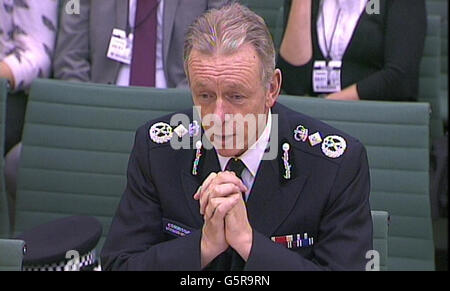 Sir Bernard Hogan-Howe, Metropolitan Police Commissioner, beantwortet Fragen vor dem Auswahlausschuss für Inneres im Londoner Unterhaus zu Führung und Standards im Polizeidienst. Stockfoto