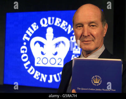 Lord Stirling, Vorsitzender des Queen's Golden Jubilee Weekend Trust, bei einer Pressekonferenz im Zentrum von London. Herr Stirling gab Einzelheiten zu den Veranstaltungen bekannt, die für die Feierlichkeiten zum Goldenen Jubiläum vom 1. Bis 4. Juni 2002 geplant sind. * Veranstaltungen umfassen Queen Elizabeth's Tour rund um die Britischen Inseln, Einladungen für Menschen geboren am 6. Februar 1952 - Accession Day zu Gartenpartys, lokale Straßenfeste, Reitveranstaltungen, zwei Konzerte auf dem Gelände des Buckingham Palace und eine zeremonielle Prozession vor einem Service von Thanksgiving in Guildhall, London. Stockfoto