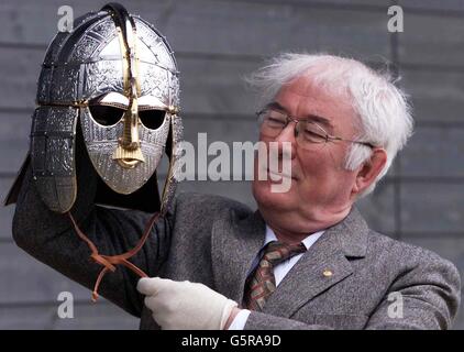 Der Dichter Seamus Heaney hält einen nachgebauten sächsischen Helm bei der Eröffnung des neuen 5 m großen Ausstellungs- und Schatzhauses des National Trust in Sutton Hoo in Suffolk. * ... Die Ausstellung und Schatzkammer erzählt die Geschichte von rituellen Begräbnissen heidnischer Könige, wie die Angelsachsen lebten, ihre religiösen Überzeugungen und wie die Schätze vor mehr als 60 Jahren an der Stelle des neuen Zentrums entdeckt wurden. Stockfoto