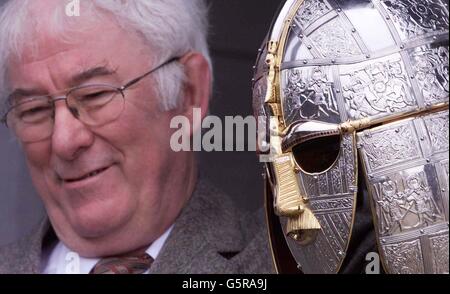 Der Dichter Seamus Heaney hält einen nachgebauten sächsischen Helm bei der Eröffnung des neuen 5 m großen Ausstellungs- und Schatzhauses des National Trust in Sutton Hoo in Suffolk. * ... Die Ausstellung und Schatzkammer erzählt die Geschichte von rituellen Begräbnissen heidnischer Könige, wie die Angelsachsen lebten, ihre religiösen Überzeugungen und wie die Schätze vor mehr als 60 Jahren an der Stelle des neuen Zentrums entdeckt wurden. Stockfoto