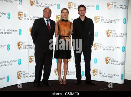 (Links - rechts) BAFTA'S John Willis mit Alice Eve und Jeremy Irvine am BAFTA-Hauptsitz in London, da die Nominierten bekannt gegeben werden. Stockfoto