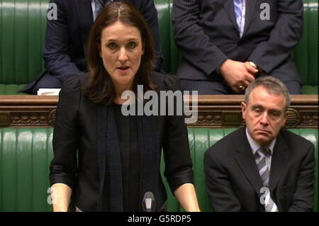 Die nordirische Sekretärin Theresa Villiers erklärte im Londoner Unterhaus nach den Unruhen, die durch die EU-Flaggenreihe ausgelöst wurden. Stockfoto