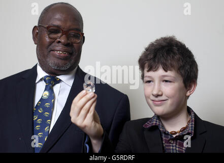 Erasto Mpemba aus Tansania in Afrika und der 12-jährige Finalist Zachary Smith aus Shaftsbury in Dorset bei der Royal Society of Chemistry bei der Verleihung des Mpemba Award für die beste Erklärung für den Mpemba-Effekt - heißes Wasser gefriert schneller als kaltes Wasser. Stockfoto