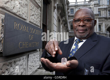 Erasto Mpemba aus Tansania in Afrika bei der Royal Society of Chemistry übergibt den Mpemba Award für die beste Erklärung für den Mpemba-Effekt - heißes Wasser gefriert schneller als kaltes Wasser. Stockfoto