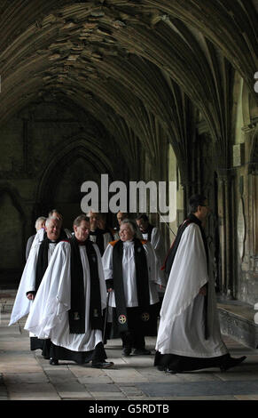 Eine allgemeine Ansicht, da die Mitglieder des Canons College of Canterbury Cathedral in das Kapitelhaus gehen, um den 105. Erzbischof von Canterbury zu wählen, ein Prozess, der von der Domgemeinde seit 1,000 Jahren eingeleitet wurde. Stockfoto