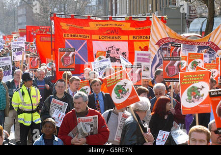 Postarbeiter marschieren durch Kennington im Süden Londons, um gegen Privatisierungspläne zu protestieren. Tausende Postarbeiter aus dem ganzen Land veranstalteten einen marsch, um gegen Vorschläge für einen verstärkten Wettbewerb in der Branche zu protestieren. * ... die, wie sie sagen, den Postdienst zerstören und zu mehr Arbeitsplatzverlusten führen könnten. Schätzungsweise 3,000 Postarbeiter, die Parolen skandierten und pfeifen, stoppten den Verkehr in der Hauptstadt, als sie von Lambeth nach Westminster marschierten, in einem von der Communications Workers Union organisierten Protest gegen Pläne der Postregulierungsbehörde Postcomm, rivalisierenden Firmen die Chance zu geben, für sie zu bieten Stockfoto