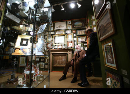 Besucher der Mayfair Antiques & Fine Art Fair, die im London Marriott Hotel, Grosvenor Square, im Zentrum von London stattfindet. Stockfoto