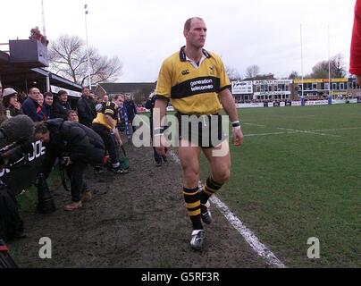 Lawrence Dallaglio bereitet sich darauf vor, während des Spiels der Zurich Premiership Rugby Union auf dem Heywood Road Ground von Sale in Cheshire für Wesps gegen Sale zu kämpfen. Stockfoto