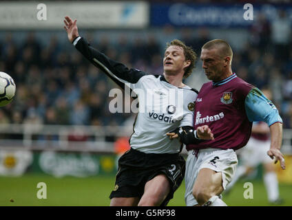 Tomas Repka von West Ham (rechts) und Ole Gunnar Solskjear von Manchester United kämpfen während ihres FA Barclaycard Premiership-Spiels auf dem Boleyn Ground von West Ham im Upton Park um den Ball. Stockfoto