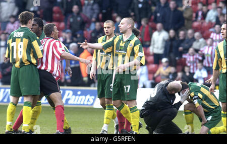 Sheffield Utd Captain keith Curle (Mitte links) wird fast in einen weiteren Kampf verwickelt, während West Brom Skipper Derek McInnes (rechts) behandelt wird, nachdem er während ihres Spiels der Nationwide League Division One auf dem Bramall Lane-Boden von Sheffield United getroffen wurde. KEINE INOFFIZIELLE NUTZUNG DER CLUB-WEBSITE. Stockfoto