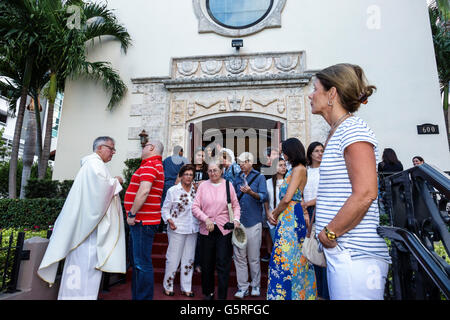 Miami Beach, Florida, St. Francis De Sales Katholische Kirche, Mitglieder, nach dem Dienst, verlassen, lateinamerikanische lateinamerikanische Latino ethnische Einwanderer Minderheit, adul Stockfoto