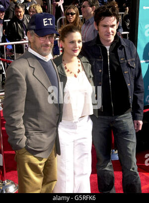 Regisseur Steven Speilberg, Schauspielerin Drew Barrymore und Schauspieler Henry Thomas kommen zur Wiederveröffentlichung von E.T. im Shrine Auditorium in Los Angeles. Stockfoto