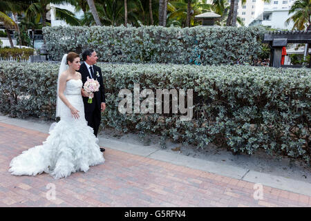 Miami Beach, Florida, Vater, Vater, Braut, Erwachsene Erwachsene, Frau Frauen, weibliche Dame, heiraten, Hochzeitskleid, Zeremonie, Vorbereitung Gang hinunter, Besucher tr Stockfoto