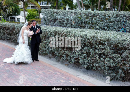 Miami Beach, Florida, Vater, Vater, Braut, Erwachsene Erwachsene, Frau Frauen, weibliche Dame, heiraten, Hochzeitskleid, Zeremonie, Vorbereitung Gang hinunter, Besucher tr Stockfoto