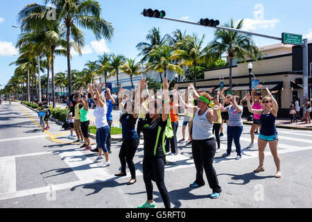Miami Beach Florida, Washington Avenue, Fahrradmonat Ciclovia, Straße gesperrt Verkehr, nur Fahrräder, Aerobic-Übungen, Training, Hispanic Erwachsene, Frau FEM Stockfoto